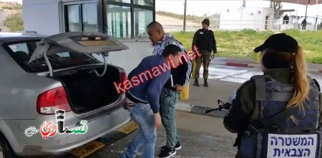 فيديو.. شاهدوا : سائق سيارة اسرائيلي يُخفي 3 عمال من الضفة في الصندوق الخلفي للمركبة والشرطة توقفه وتعتقله